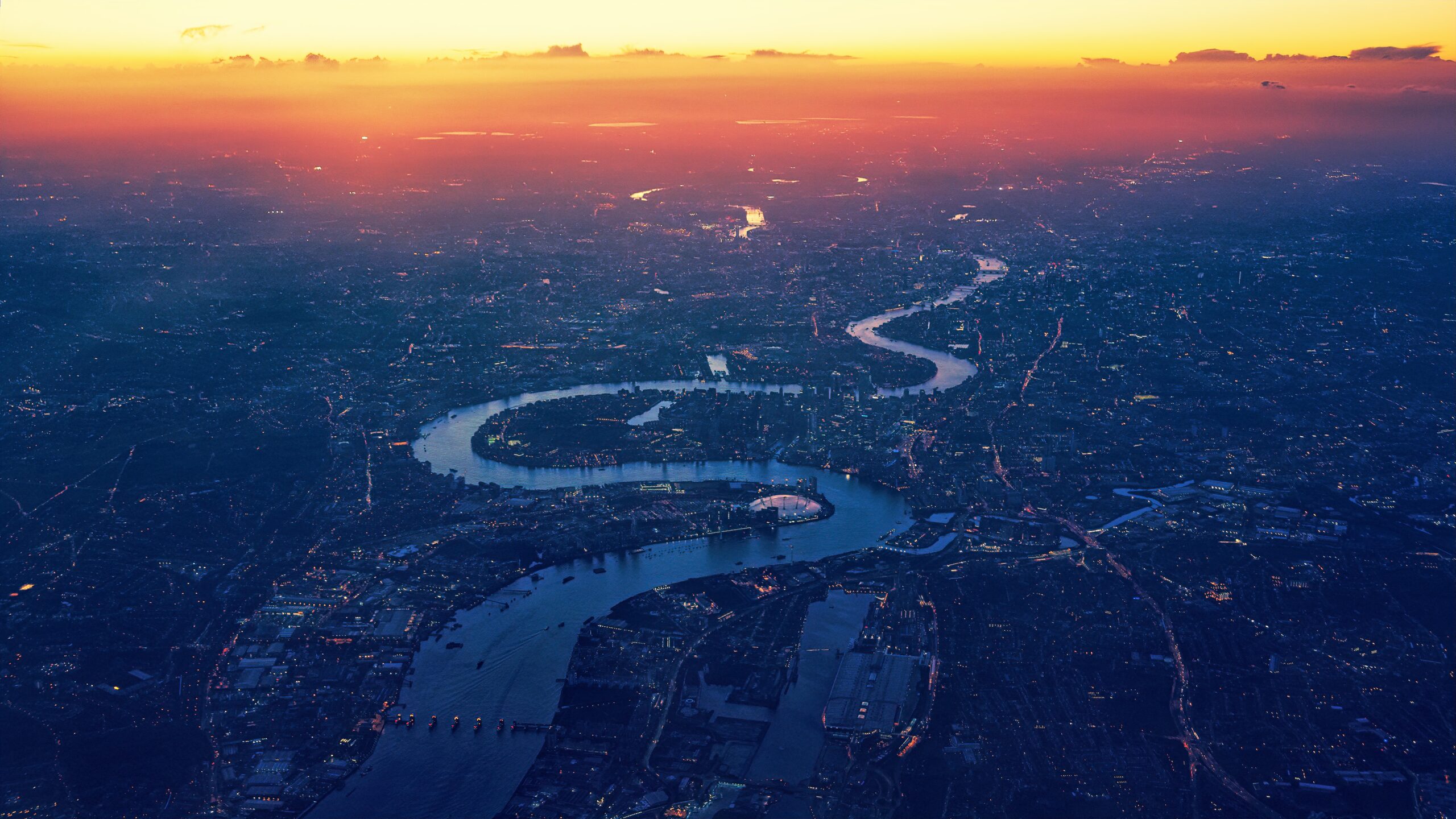 johannes-plenio-unsplash City with River Stadt von oben durch die sich ein Fluss schlängelt im Morgen- oder Abendlicht