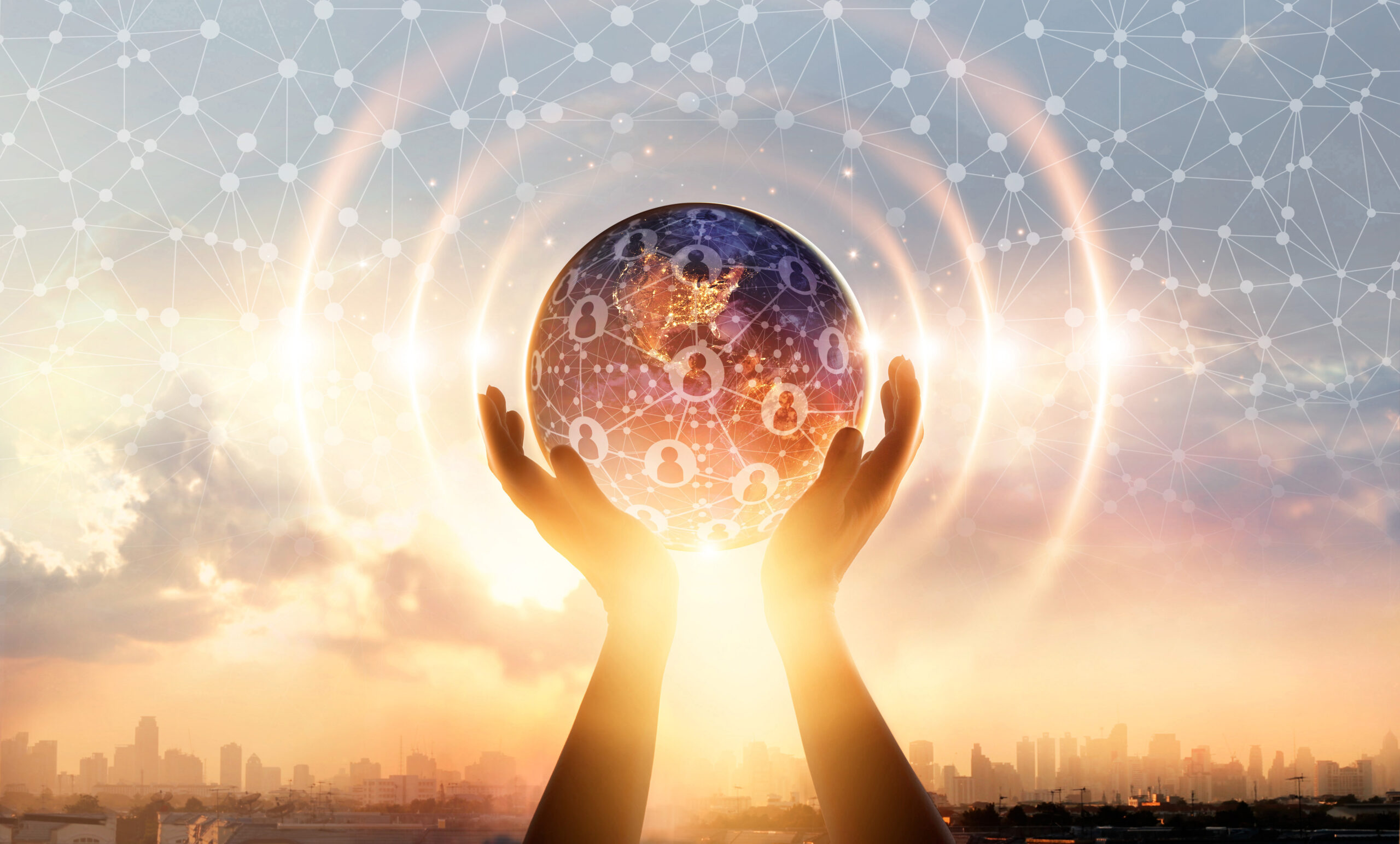 Hands holding earth and wave circle global structure network co Hochgestreckte Hände mit Licht halten einen Globus mit Verbindungsstrukturen