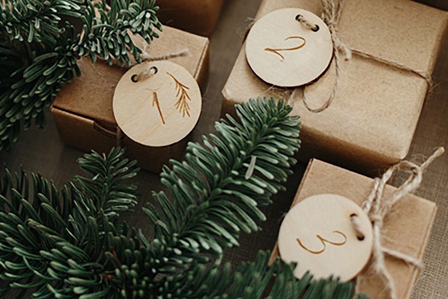 Weihnachtszweige und Geschenkboxen mit der Beschriftung 1, 2, 3