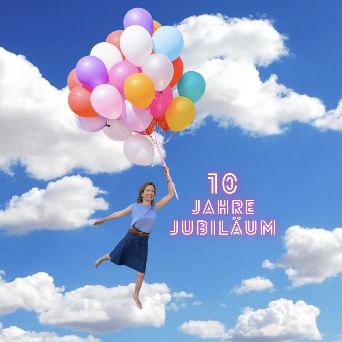 10 Jahre Jubiläum nahbar transformation Blauer Himmel, weiße Wolken, Barbara mit Luftballlons in der Hand fliegt durchs Bild, Aufschrift: 10 Jahre Jubiläum